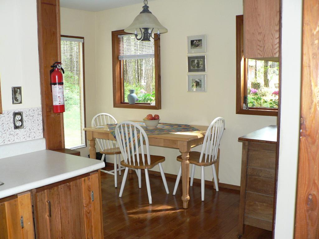 Cedar Song B&B Parksville Rum bild